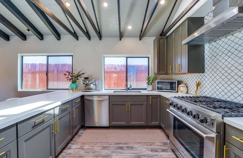 San Carlos House | Modern Home with Chef kitchen near Mission Trail