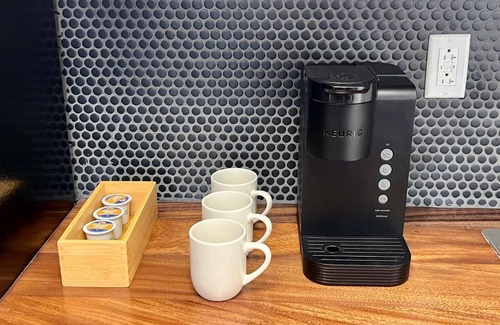 Shamrock Apartment | Modern hotel suite with kitchenette in charming Shamrock
