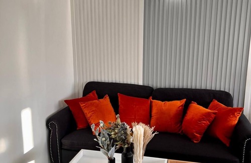 Shamrock Apartment | Modern hotel suite with kitchenette in charming Shamrock