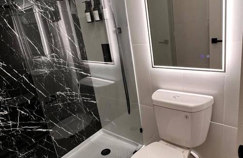 Shamrock Apartment | Modern hotel suite with kitchenette in charming Shamrock