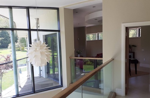 Woodstown House | Modern house 3 minutes walk to a sandy beach