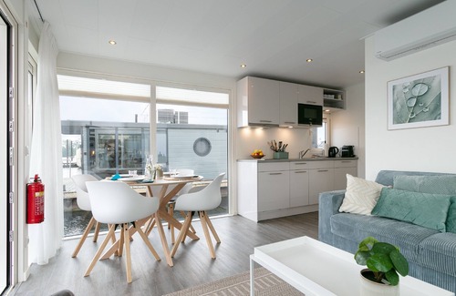 Maasbommel Boat Rental | Modern houseboat with air conditioning in port