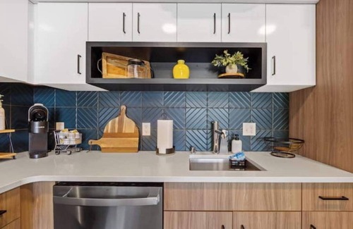 Cliff - Cannon Apartment | Modern Industrial with Free Parking