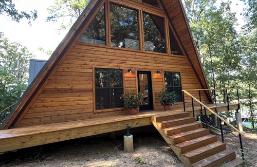 Dogwood Cabin | Modern lakefront cabin nestled in the piney woods of East Texas. Pet Friendly!