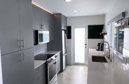 Davie House | Modern lakeside pool home near hardrock and fll airport