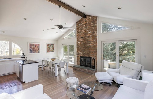 East Hampton House | Modern, light-filled home steps from Sammy's Beach