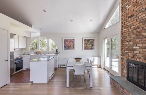 East Hampton House | Modern, light-filled home steps from Sammy's Beach