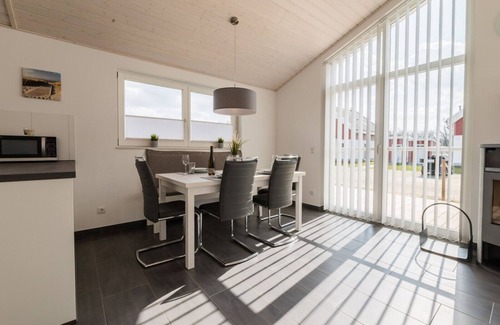Nordhorn House | Modern, light-flooded vacation home with garden, wellness and WLAN