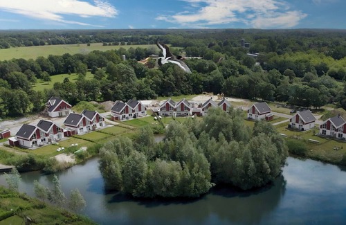 Nordhorn House | Modern, light-flooded vacation home with garden, wellness and WLAN