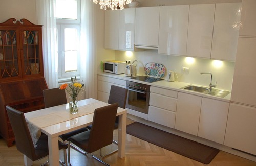 Rudolfsheim-Funfhaus Apartment | Modern living in Art Nouveau building of 1903