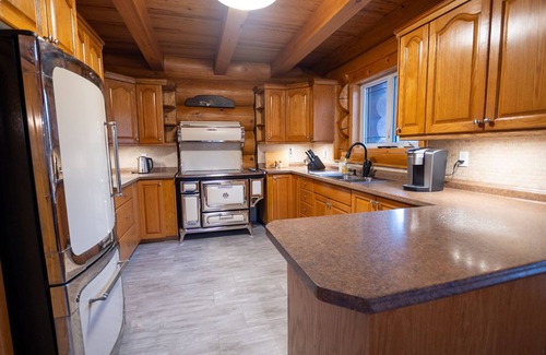 Alban Cabin | Modern Log Cabin Retreat! Perfect for nature getaways in the French River.