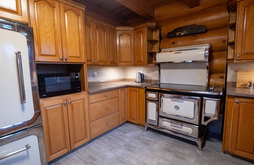 Alban Cabin | Modern Log Cabin Retreat! Perfect for nature getaways in the French River.
