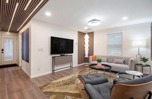 Aksarben - Elmwood Park House | Modern Lux King Suite, cozy Hot tub & Central Omaha!