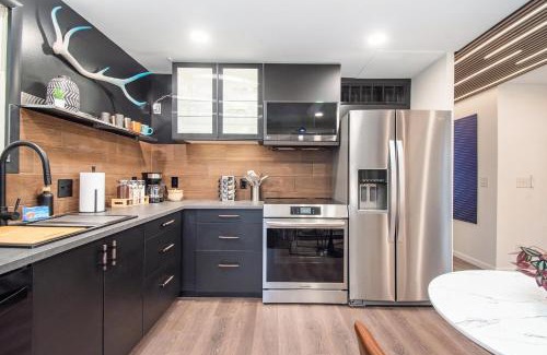 Aksarben - Elmwood Park House | Modern Lux King Suite, cozy Hot tub & Central Omaha!