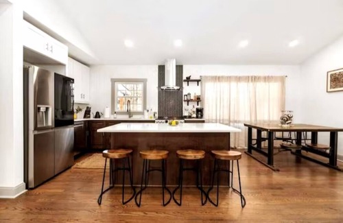 Charlotte House | Modern/Luxe style with 2 Master en Suites-Fenced in Custom Home In SouthPark!