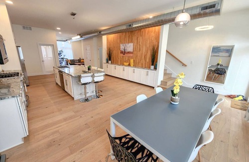 The Gate House | Modern & Luxurious. 4BR. Sleep 12. Minutes to downtown