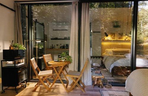 Campton House | Modern Mirror Home w/Hot-tub - “Glass House” #1
