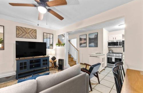 Ridgeway House | Modern Mountain Cottage w Hot Tub, Fire Pit, WiFi