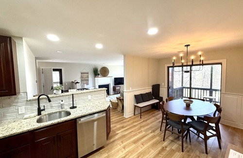 Vernon Condo | Modern Mountain Retreat in Treetops | Close to Minerals, Mountain Creek, Warwick