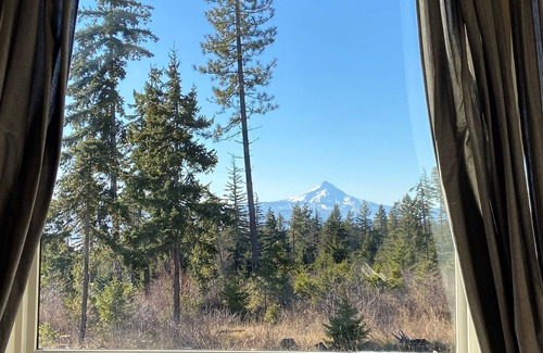 Lyle House | Modern Mountain View Getaway - 26 Acres