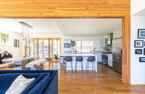Squamish House | Modern Mountain Views Forest Home