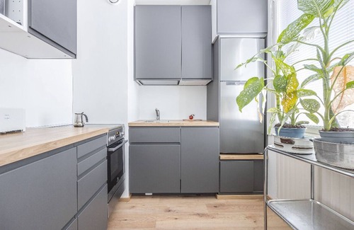 Itainen District Apartment | Modern new studio with private parking, near metro