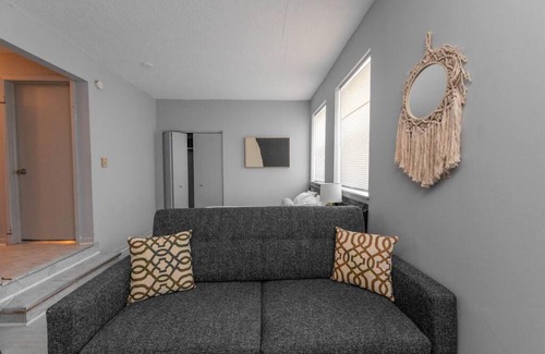 West Ridge Apartment | Modern NorthSide Studio APT