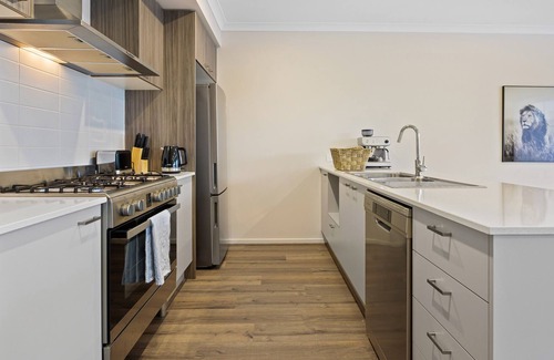 Lake Gardens House | Modern Oasis, Stylish 3 Bedroom Retreat Near Lake Wendouree