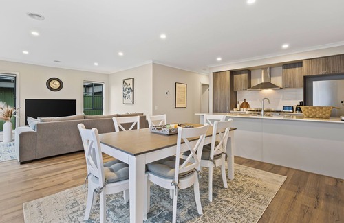 Lake Gardens House | Modern Oasis, Stylish 3 Bedroom Retreat Near Lake Wendouree