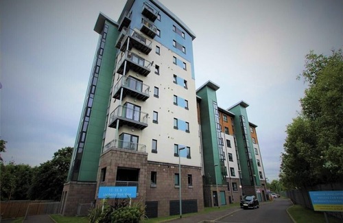 Restalrig Apartment | Modern one-bed apartment in quiet location. Free car parking space. Sleeps 2.