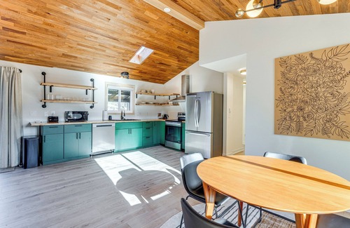 Tierra Del Mar Cottage | Modern Oregon Cottage w/Hot Tub: Walk to Beach!