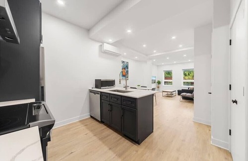 Cote-Des-Neiges—Notre-Dame-De-Grace Apartment | Modern & peaceful 1 bed suite,sleep 4,All included
