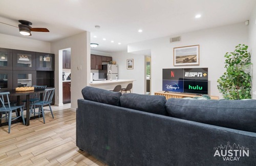 Greater South River City Condo | Modern Pet Friendly Condo w/Pool, Gym, Walk to SoCo, Lake & Downtown Austin