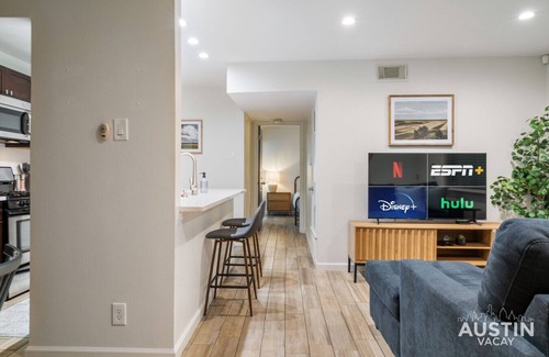 Greater South River City Condo | Modern Pet Friendly Condo w/Pool, Gym, Walk to SoCo, Lake & Downtown Austin