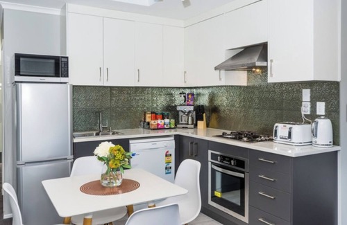 Rosedale House | Modern Private 2nd Floor 2bedroom 2 bathroom home unit