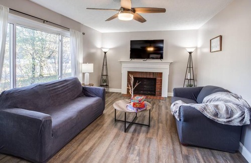 East Rochester House | Modern & Quiet Suburban Ranch Mins to Dtwn/Stores