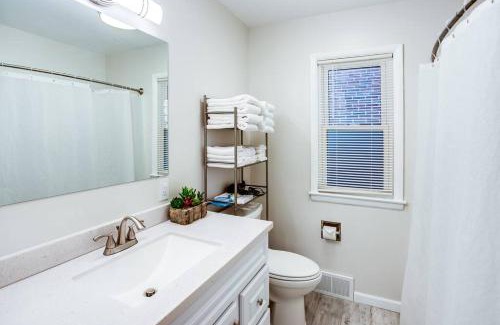 East Rochester House | Modern & Quiet Suburban Ranch Mins to Dtwn/Stores