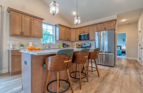 Morris House | Modern Ranch home, Pet Friendly, No Stairs. Near Rock Run Casino, Restaurants
