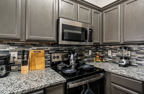 Fossil Creek Apartment | Modern Refined 2BR 2BA Apartment with Pool Access