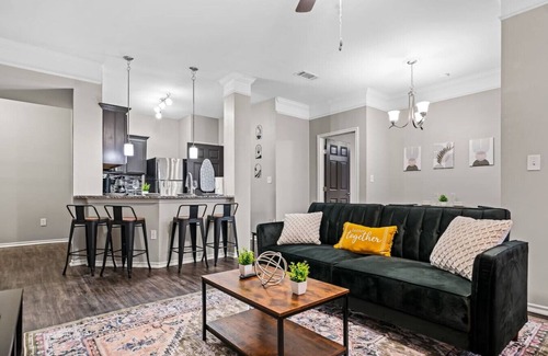 Fossil Creek Apartment | Modern Refined 2BR 2BA Apartment with Pool Access