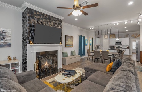 Shreveport House | Modern Regional Art Gallery Home! - Spacious & New. Tv in each room.