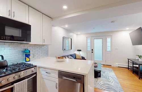 North Cambridge Apartment | Modern Renovated 1BR w/Pvt Entrance – Prime Loc
