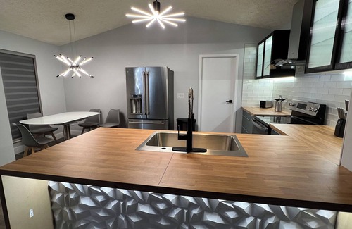 Hilliard House | Modern Renovated Home in Quiet Cul-de-Sac with Arcade Games 15 min from Zoo/OSU