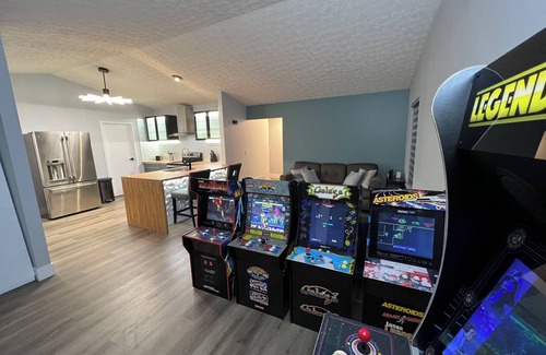 Hilliard House | Modern Renovated Home in Quiet Cul-de-Sac with Arcade Games 15 min from Zoo/OSU