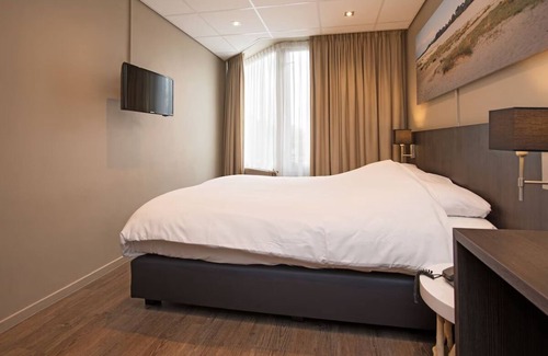 Vlijmen Hotel | Modern Room Near Golf Courses and Nature Trails in Vlijmen, Free Parking