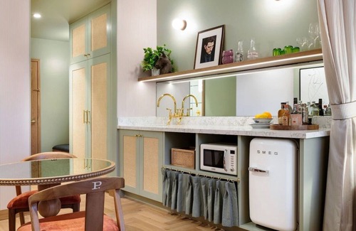 Hyde Park House | Modern Room With Kitchen, Short Ride To The Tampa Museum of Art!