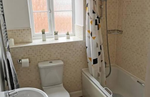 Pershore House | Modern Roomy 3 BR Home Pershore