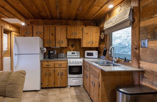 Bryson City Cabin | Modern rustic escape Manataka Cabin