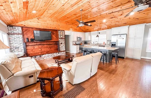 Shannon House | Modern, rustic home convenient to Golf Courses, Legacy Arena, Hoover Met + more
