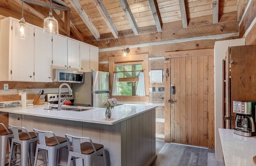 Cataloochee Ranch Cabin | Modern, Rustic Log Cabin. Secluded, Close to Cataloochee. Fast WiFi!